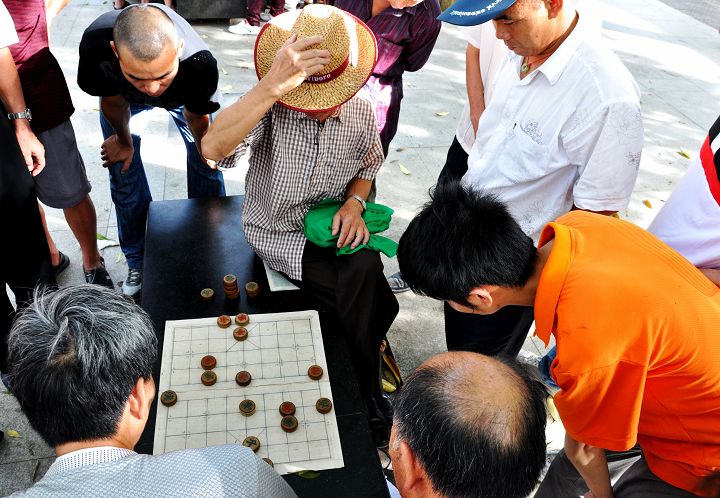 广场里有一群人围拢在一起,不知他们干什么?