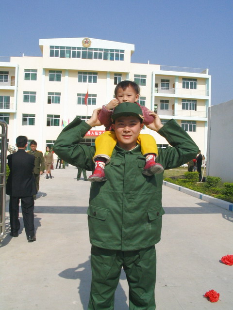 热烈欢送兵哥哥---海城区欢送新兵入伍大会.