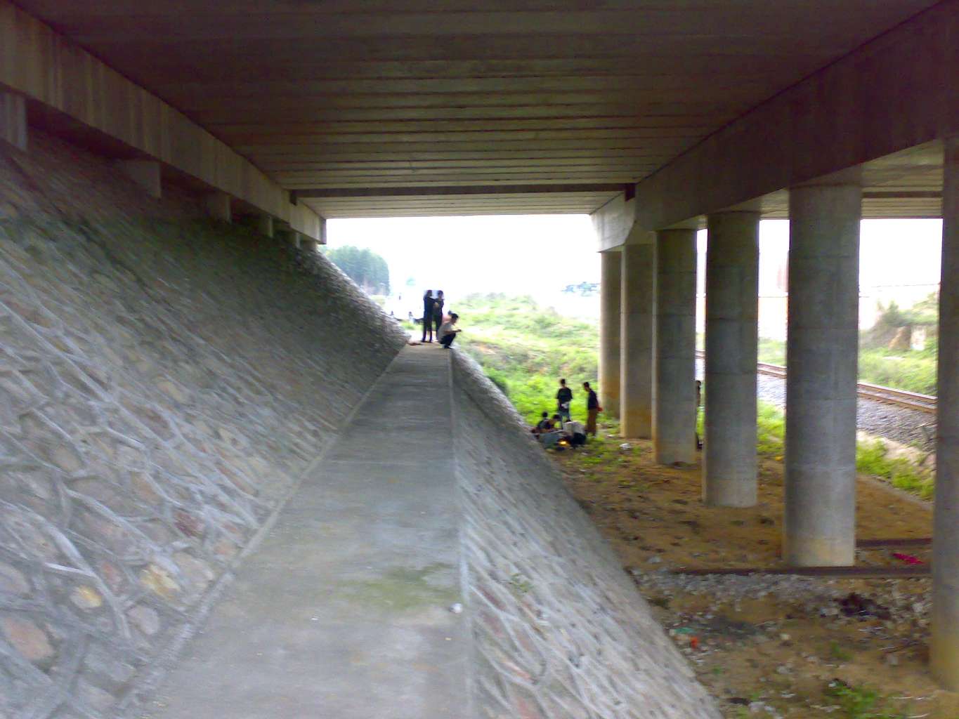 今天(4月27日下午6时)炼油厂旁铁路桥底发现一具尸体,警方已封锁现场