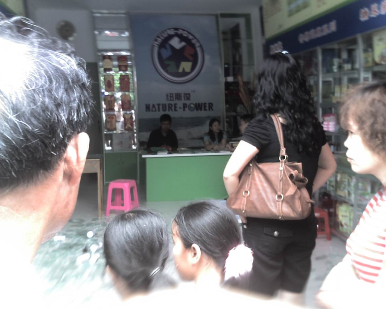 警察叔叔给店主录口供!