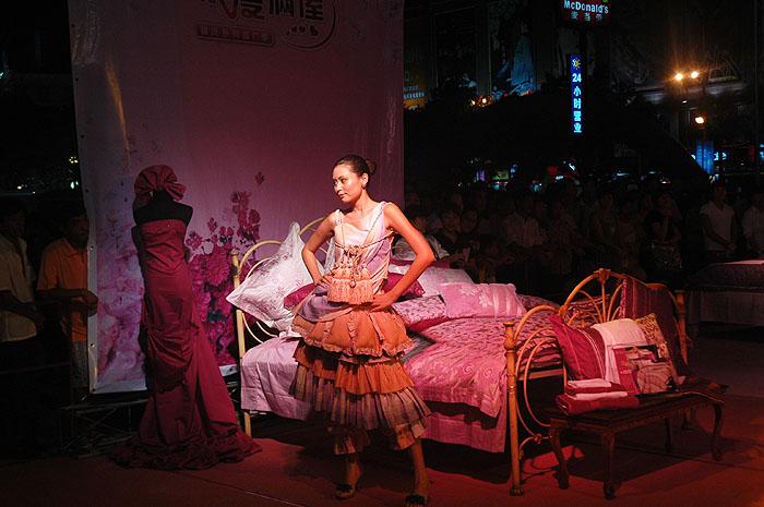 29)来!带你看看罗莱家纺的创意"裹布秀"!(创意组图)