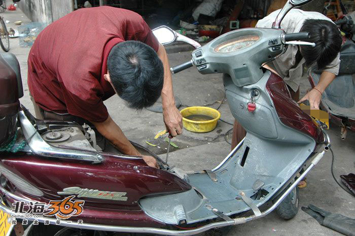 12]"我的摩托车随时可能断成两截!"才五年的车为何车架生锈断裂?