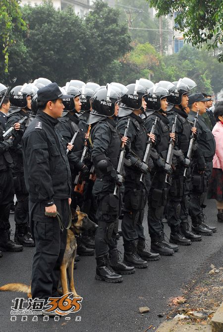 18]北海特警支队今日正式挂牌成立 主要任务是"反恐防暴"(荷枪实弹