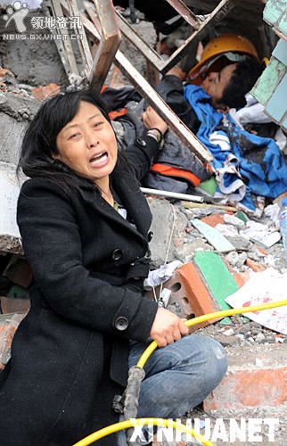 2008年汶川地震母亲图片