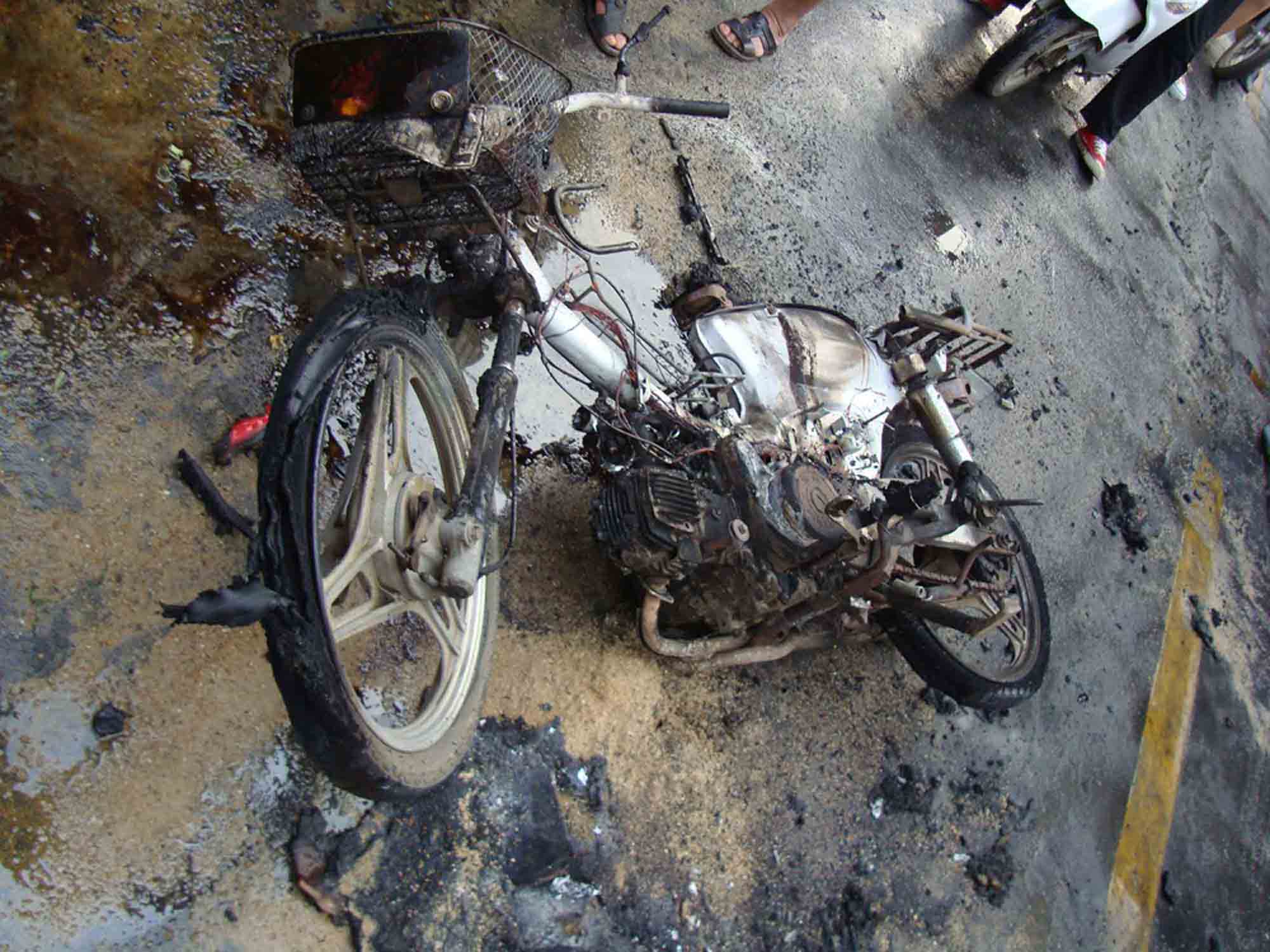 目睹:中山路摩托车起火变废渣全过程(多图)