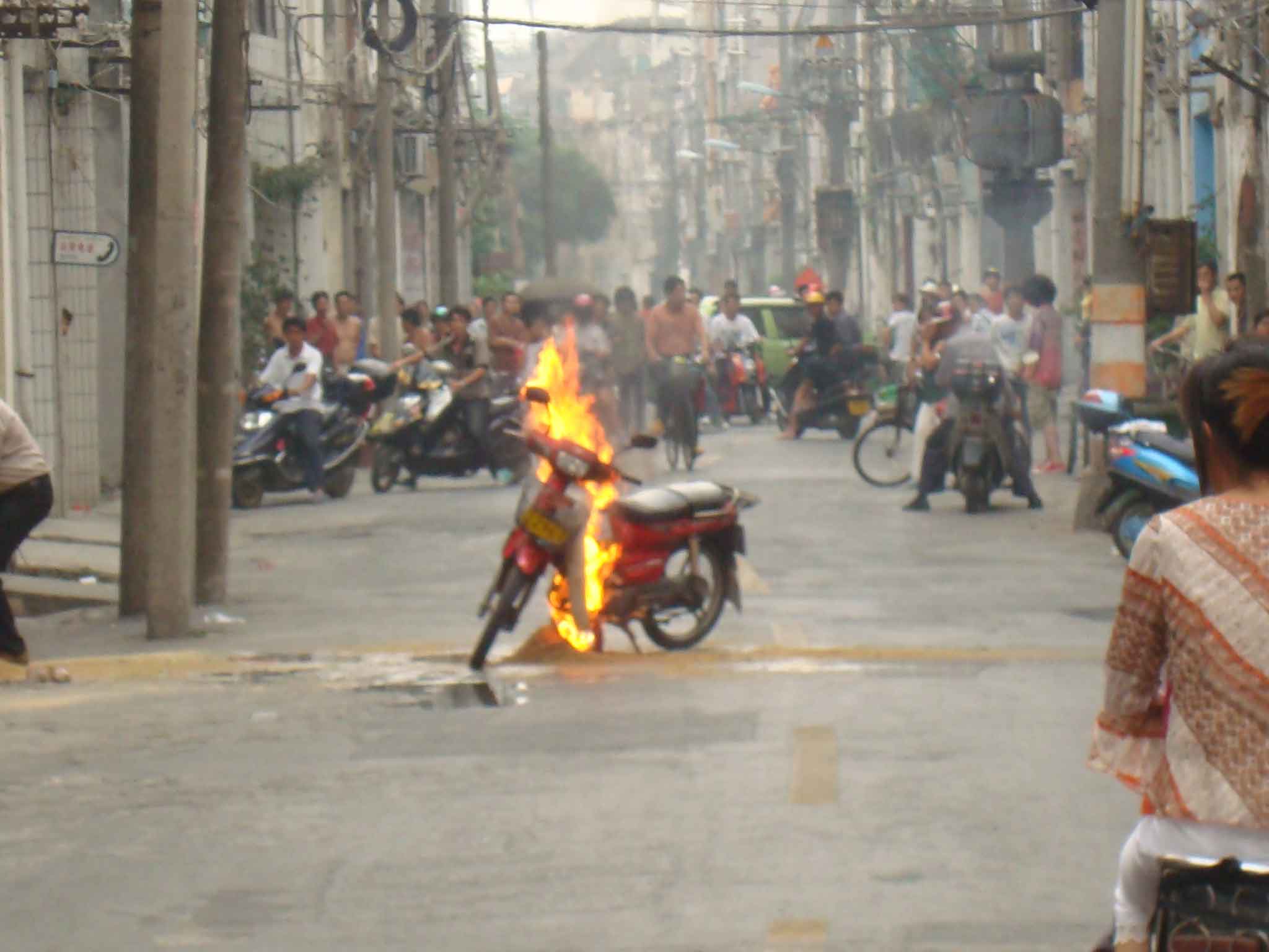 目睹:中山路摩托车起火变废渣全过程(多图)
