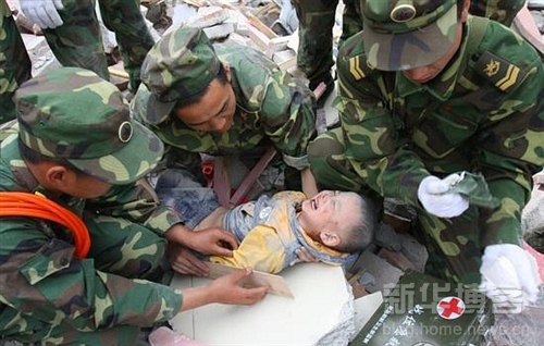 被救后向解放军敬礼的小孩近图-汶川地震(关闭)-北海365网(beihai365.