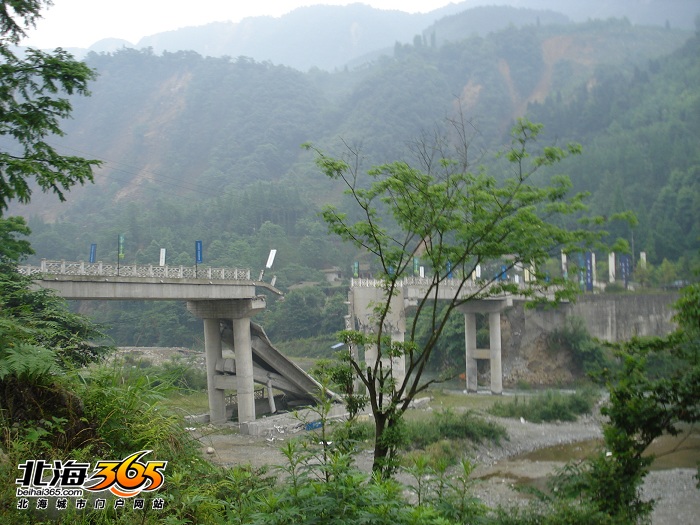 通往都江堰虹口乡高原村的大桥已经在地震中垮塌,队员们只能靠步行