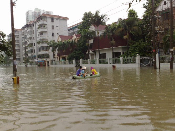 从昨晚下到今天的一场暴雨,北海街的小车车又挨泡汤了(图)