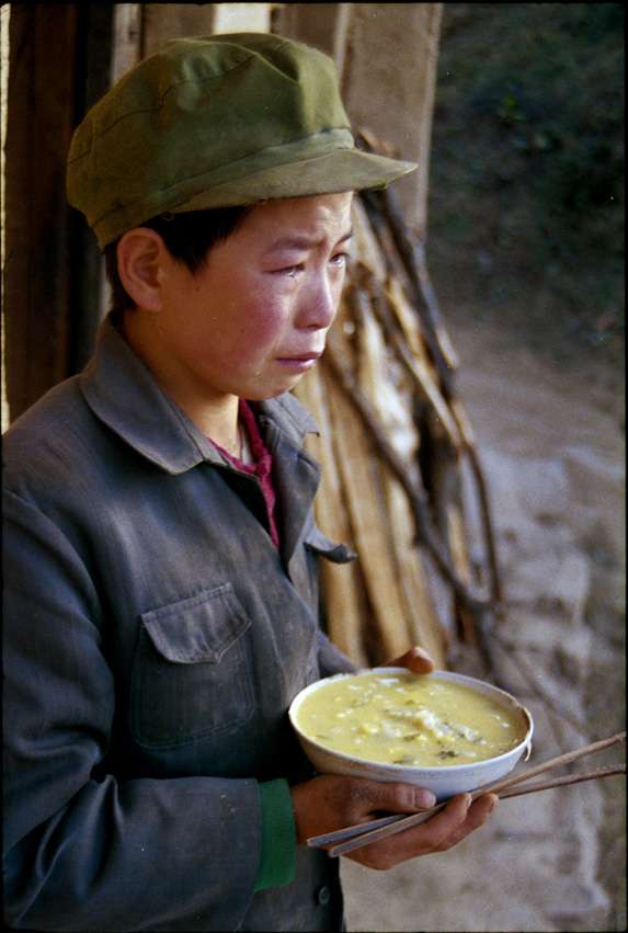 挑担的阿婆,您的担子有多重?(图)