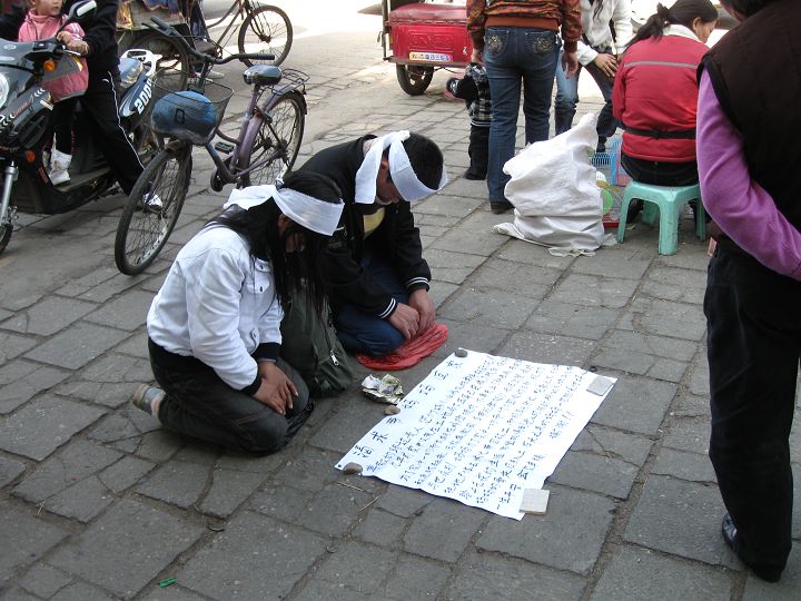 自称"渴求把妈妈带回家"——大年初五,一对青年男女长时间跪地乞讨