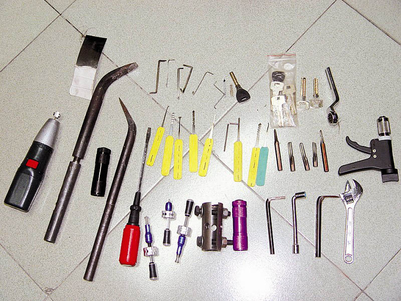 小偷先进的偷车工具,请大家看好自己的电动车