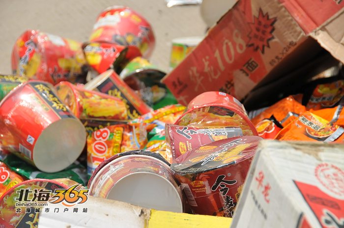 14】过期方便面倒得满街都是 "厂家不赔偿只好拿去喂猪了!"(组图)