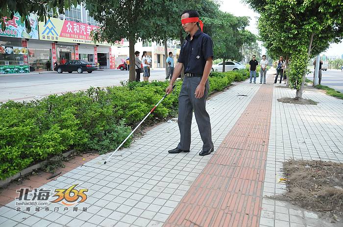 365网友体验"盲人走路" "闭上眼睛后,我好没安全感!"(组图)