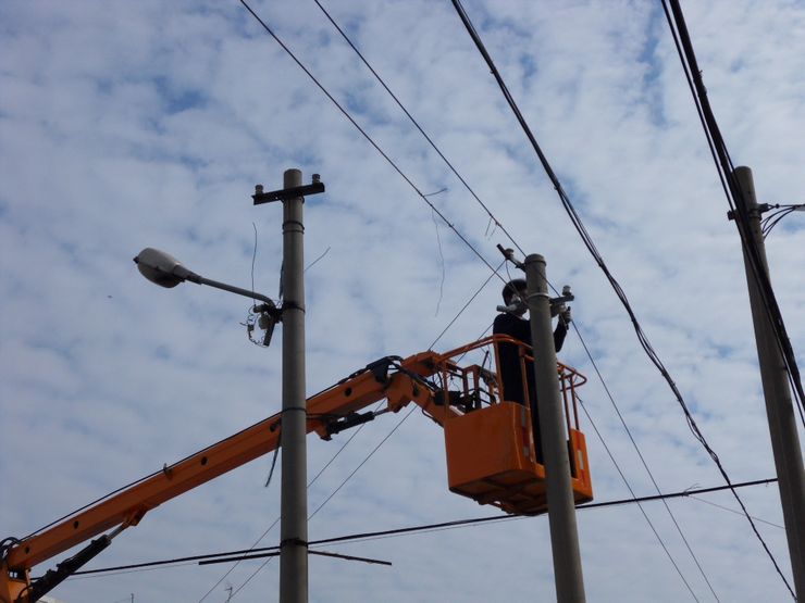 工人在做安装新路灯前的接线,固定等准备工作.