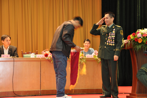 合浦籍消防兵黄胜新成为全区典型  一月内两次回乡作报告受好评