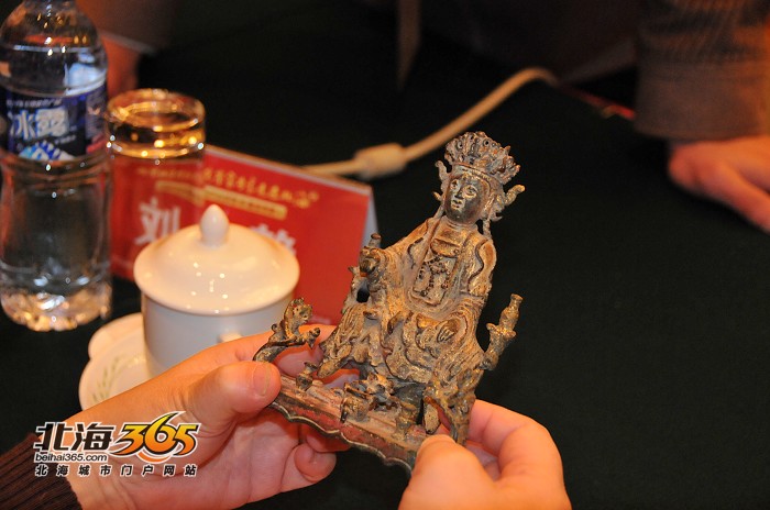 故宫博物院专家给北海民间收藏者现场鉴宝!来看价值20万的织锦(组图)