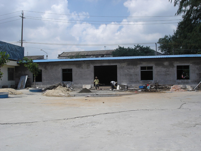 正在兴建中的一排平房