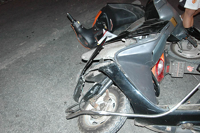 一肇事小车连撞两电动车后逃逸,4.11差点再次上演!(现场图片!