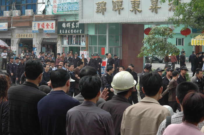 今天中午多人在锦辉东升聚众闹事,70余人被警方带走(20分钟前我在现场