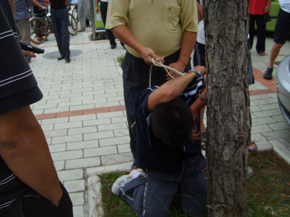 1)"不许动!看你还想跑哪里?"——目睹便衣刑警街头抓捕歹徒(多图)