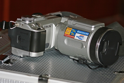 个人闲置9.5新索尼717数码相机一台,成色很好,只有轻微使用利痕.