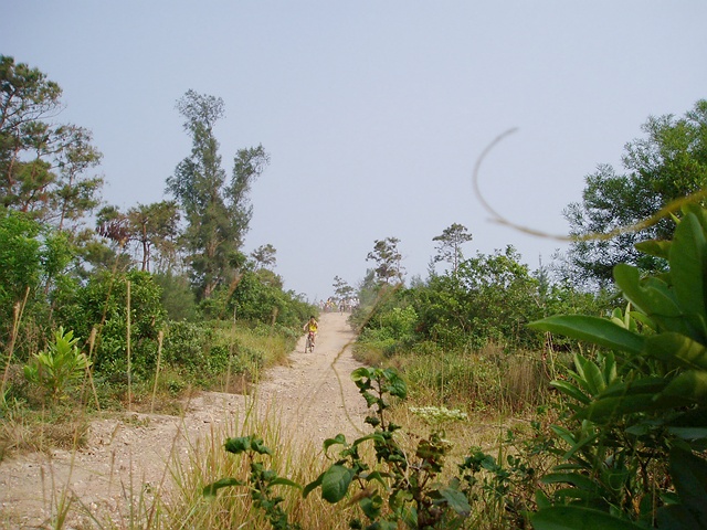 通過缺口後再度上到峰頂,還玩起了打野戰,敵情被我埋伏在草叢中的