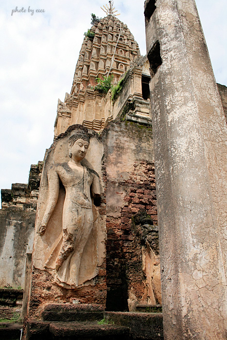 行走佛是泰国佛像造像的精华代表,是极富想像力的创新