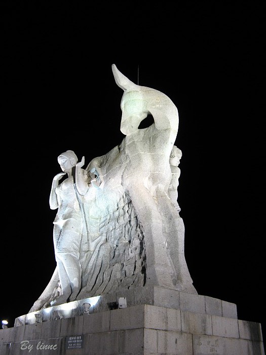 这是三亚鹿回头山顶公园的标志性雕塑--鹿回头