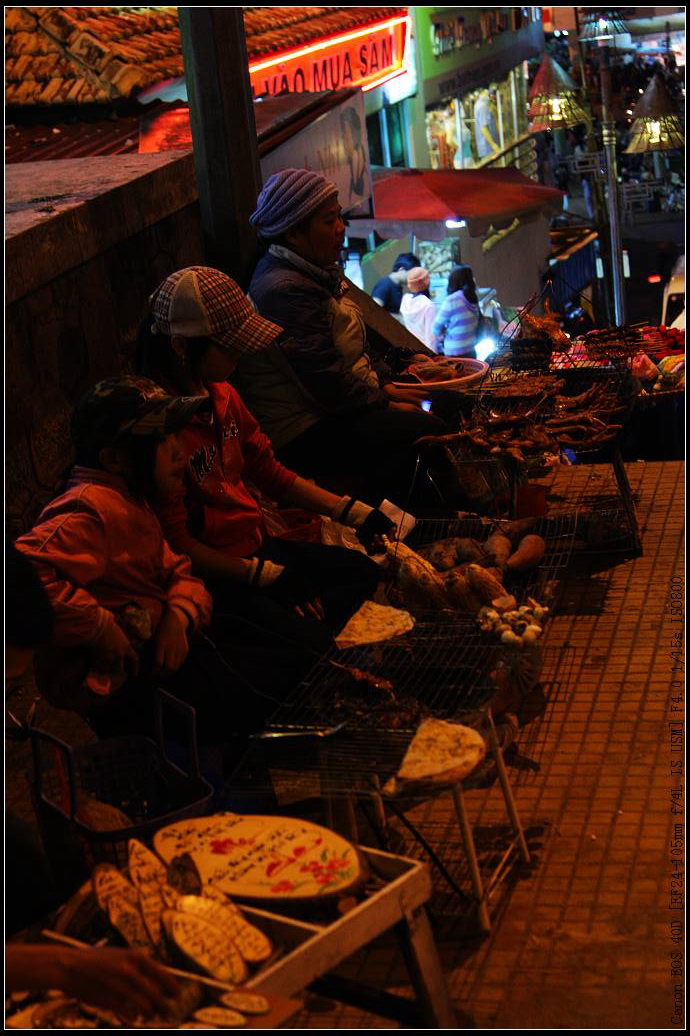 晚上中央市场旁的路边摊 各种小吃   应有尽有