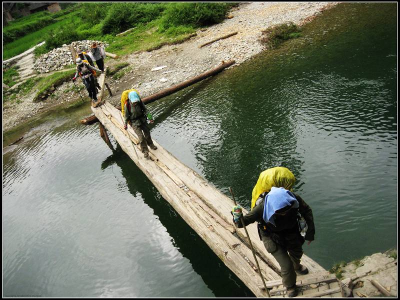 爬山涉水,過獨木橋.