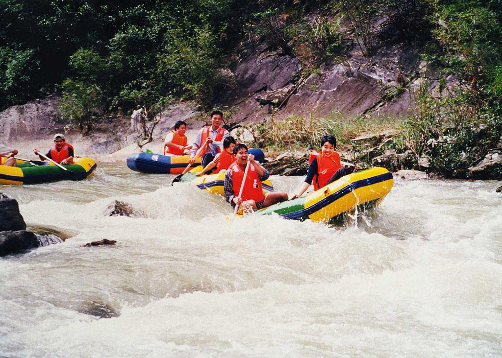 东兴红石谷漂流1日游上午6:30在北海海滨公园集中,7:00准时发车前往
