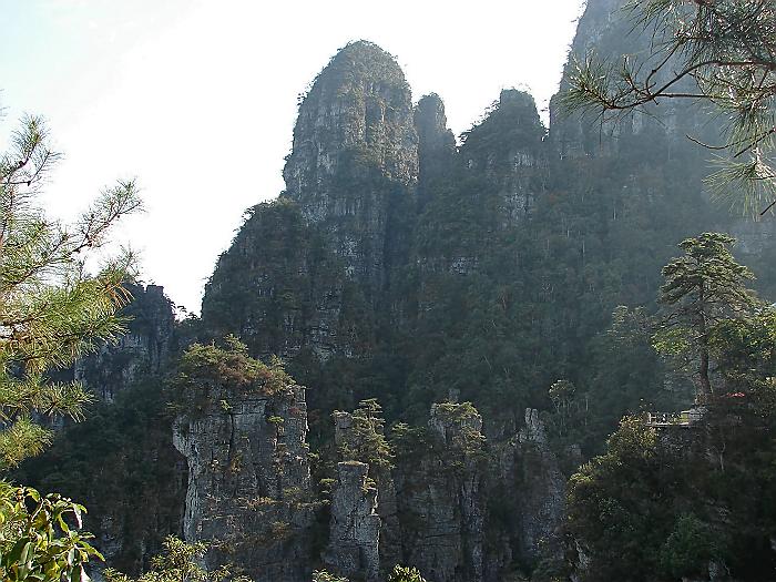 莲花山,因山的形状酷似莲花而得名.