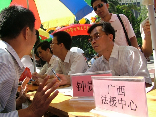 今天,北海××房地产商批使流氓烂仔在光天化日之下,对还珠广场合 