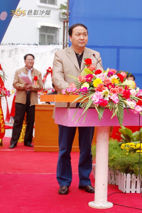 县委常委,县长蒋达代表县领导班子致词.