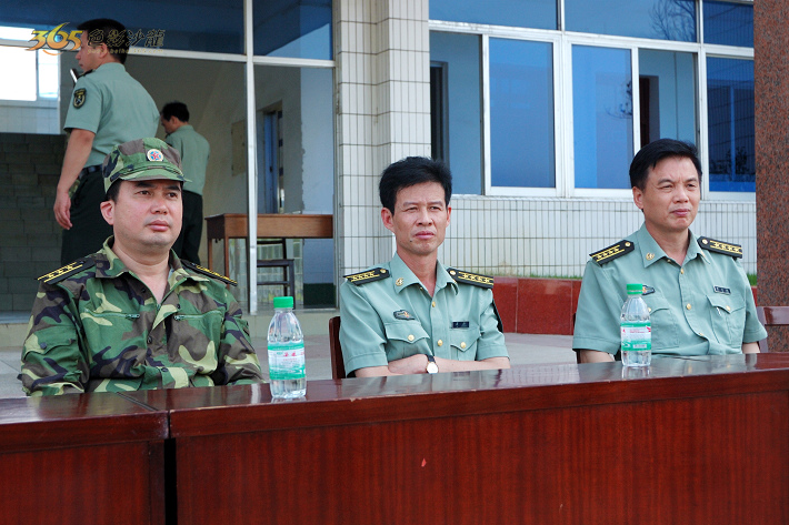 广西军区和北海军分区的首长检阅参训民兵队伍