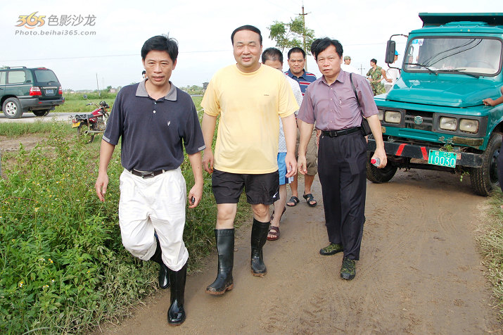 蒋达县长也和区水利厅领导及工程师一起到险点视察.