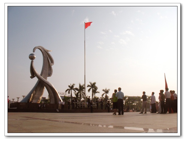让五星红旗高高飘扬!—合浦廉州广场国庆升旗仪式实录(图)