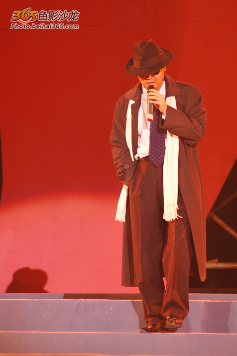 模仿秀 弘雨 先模仿发哥,除了帽子墨镜和围巾,好象不是很象啊