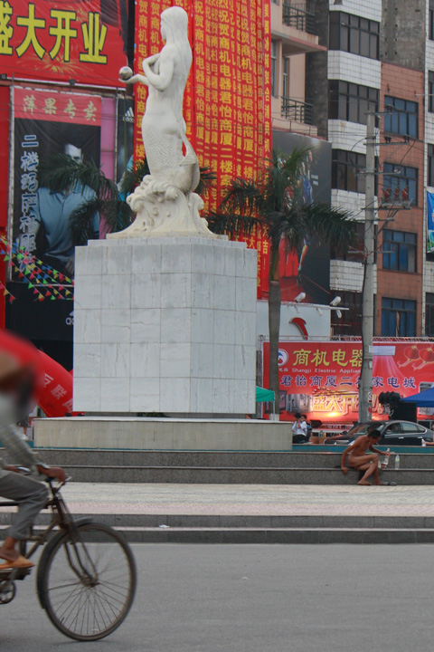 美人鱼身下的精神病人该哪个部门管?(有图)