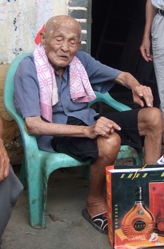 对于战友的到访,"三老爷"欣慰而又坦然地拉着老战友的手说:人生百岁