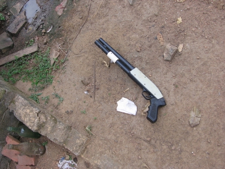 丢落在田间的"五连发"又或者是"七连发"也可能是"xxx连发"的沙枪一支