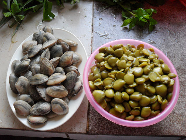 很简单的方法:把榄钱洗净倒入煲内,撒上适量的盐,再把螺覆盖在上面,煲