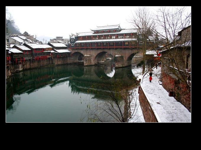 城內石板街,古代城樓,明清古院;城外沱江蜿蜒,河水清冽,槳聲舟影,山歌