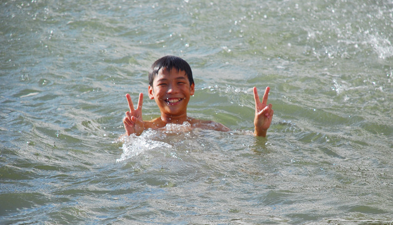 老挝戏水少年美篇图片