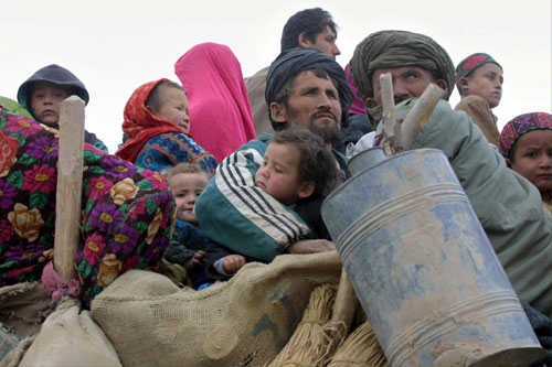 2001年11月28日,两名阿富汗父亲携家带口,坐上一辆大卡车,从塔哈尔省
