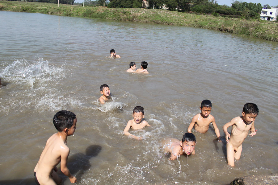 在村前小河裸泳的孩子图片