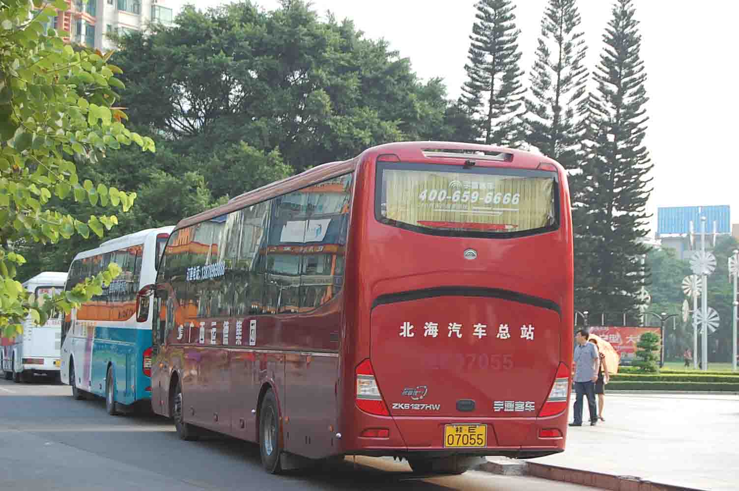 怎么有这么占道的车每天停在广场路口,有关部门怎么不管(图)-北海时事
