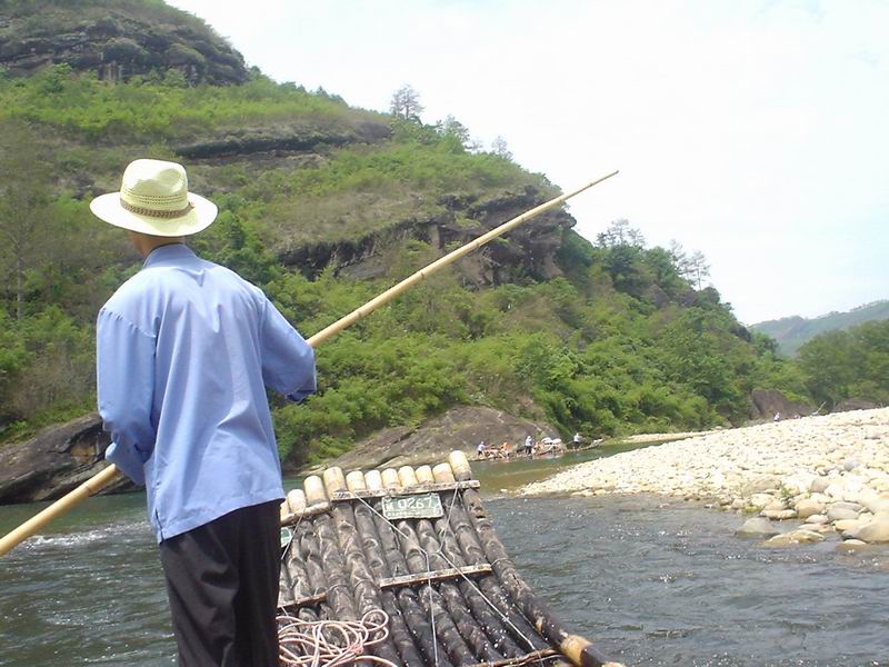 撑排师傅,旅游公司要求统一着装,所以都有一样的马甲