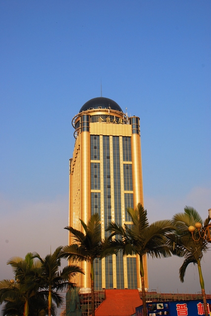 姐告正在装修的金龙大厦距边境100米左右,该大厦即原**大厦.